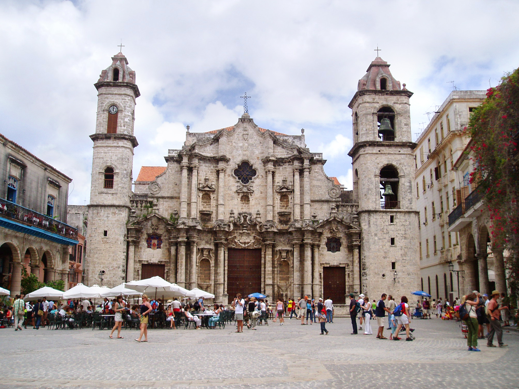 The historical places to visit in Havana look as amazing as this cathedral...!