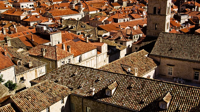 roofs-1186466_640